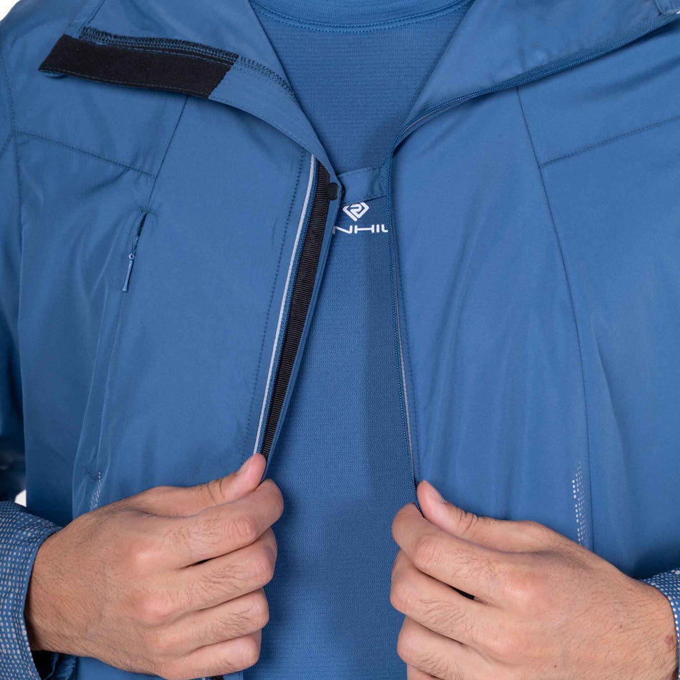 Close-up view of the chest clip of the Ronhill Men's Tech Reflect Jacket in the Glacier/Reflect colourway.