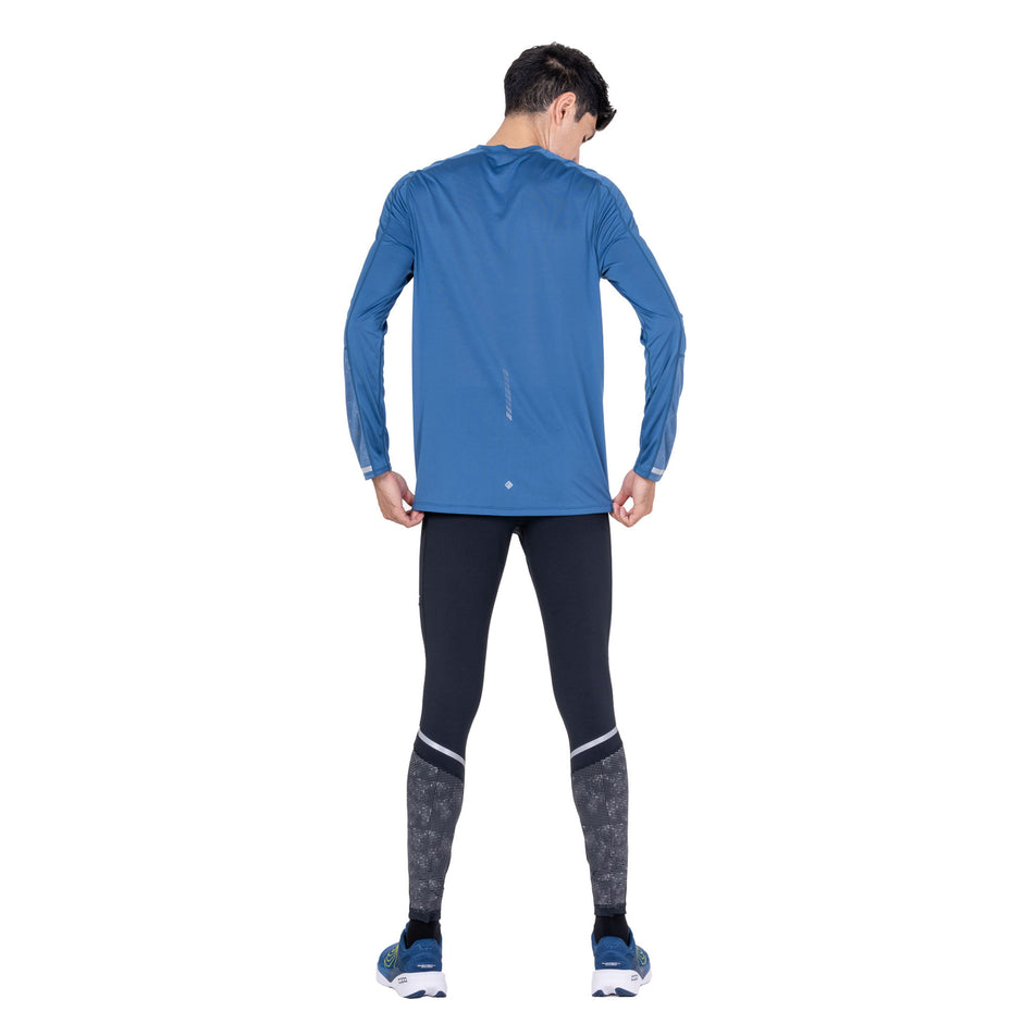 Back view of a model wearing the Ronhill Men's Tech Reflect L/S Tee in the Glacier/Reflect colourway.