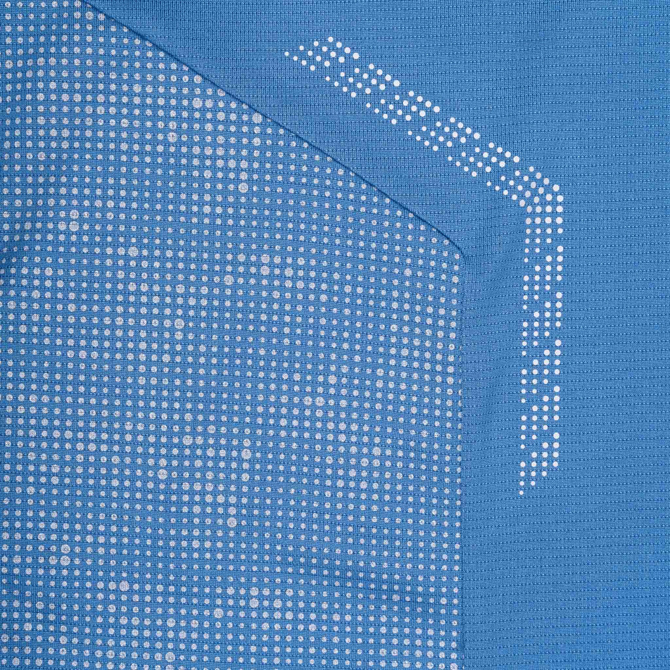Close-up view of the reflective pattern on the Ronhill Men's Tech Reflect L/S Tee in the Glacier/Reflect colourway.