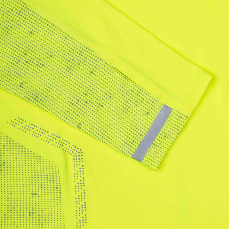 Close-up view of the reflective pattern on the Ronhill Men's Tech Reflect 1/2 Zip in the Fluo Zest/Reflect colourway.