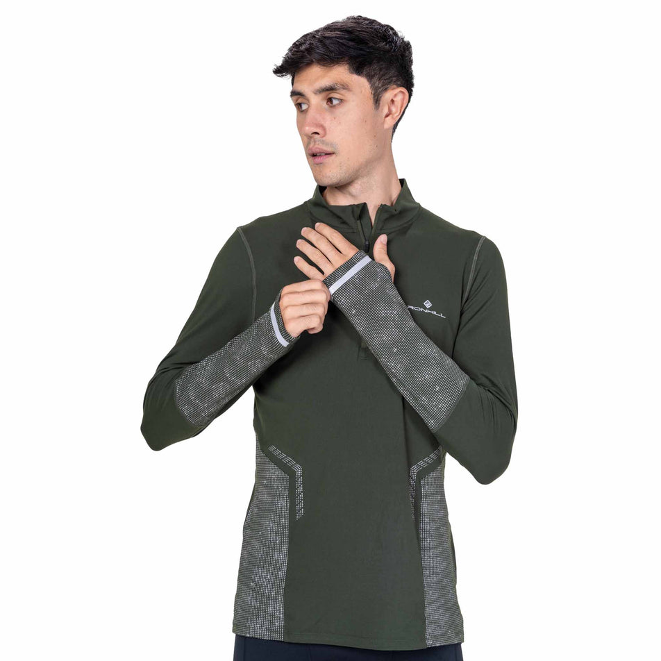 Front view of a model wearing Ronhill Men's Tech Reflect 1/2 Zip in the Kelp/Reflect colourway.