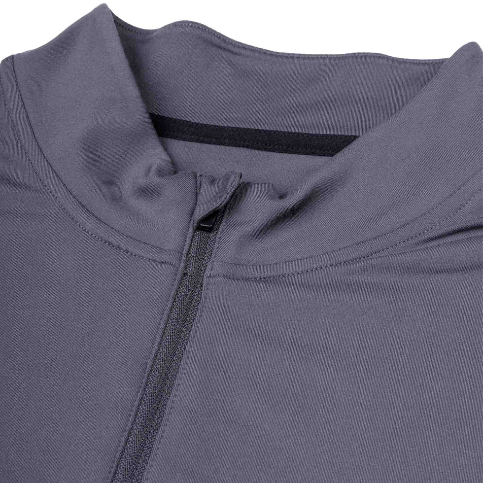 Close-up view of the neckline of the Ronhill Men's Tech Reflect 1/2 Zip in the Oxide/Reflect colourway.