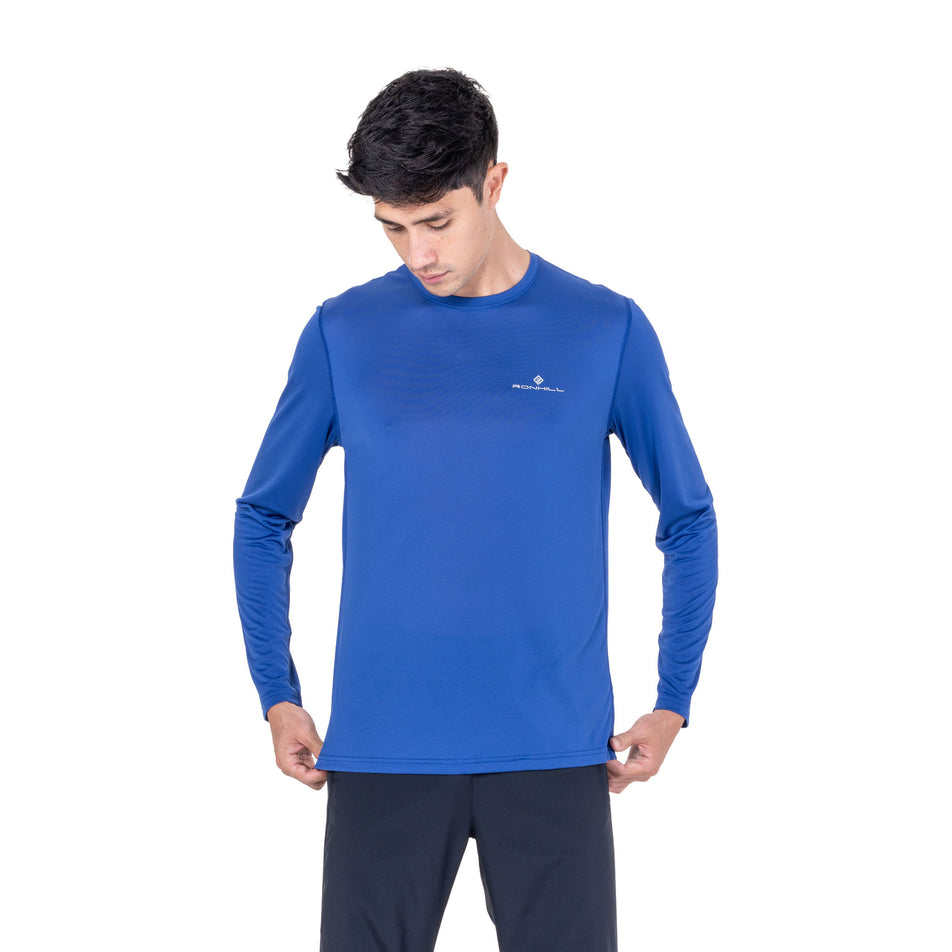 Front view of a model wearing the Ronhill Men's Core L/S Tee in the Dark Cobalt/Silver colourway.