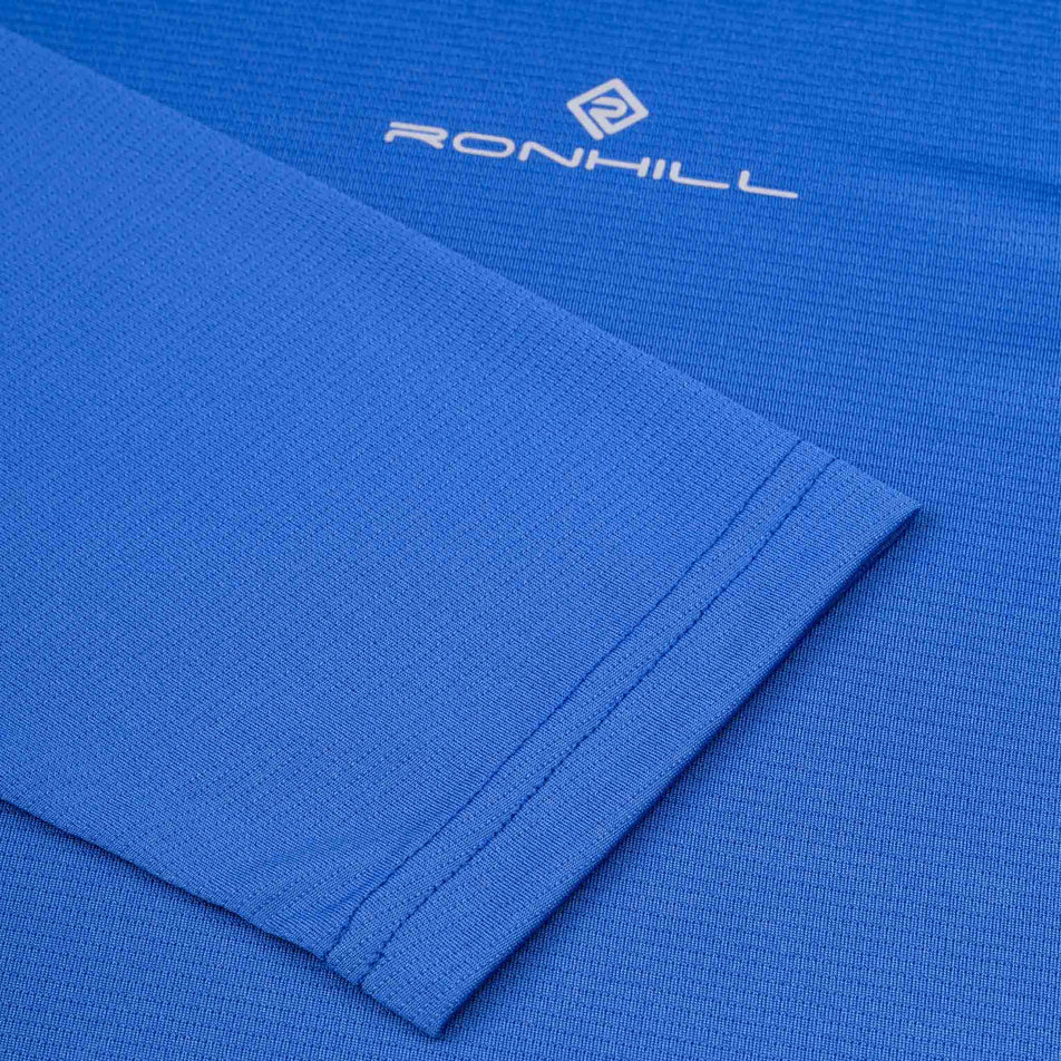 Close-up view of the fabric on the Ronhill Men's Core L/S Tee in the Dark Cobalt/Silver colourway.