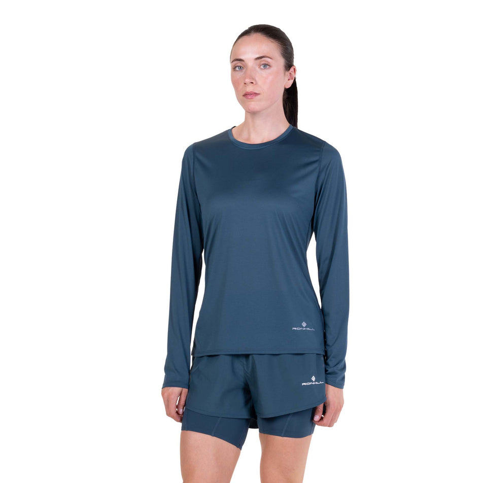 Front view of a model wearing the Ronhill Women's Core L/S Tee in the Evening Haze colourway.