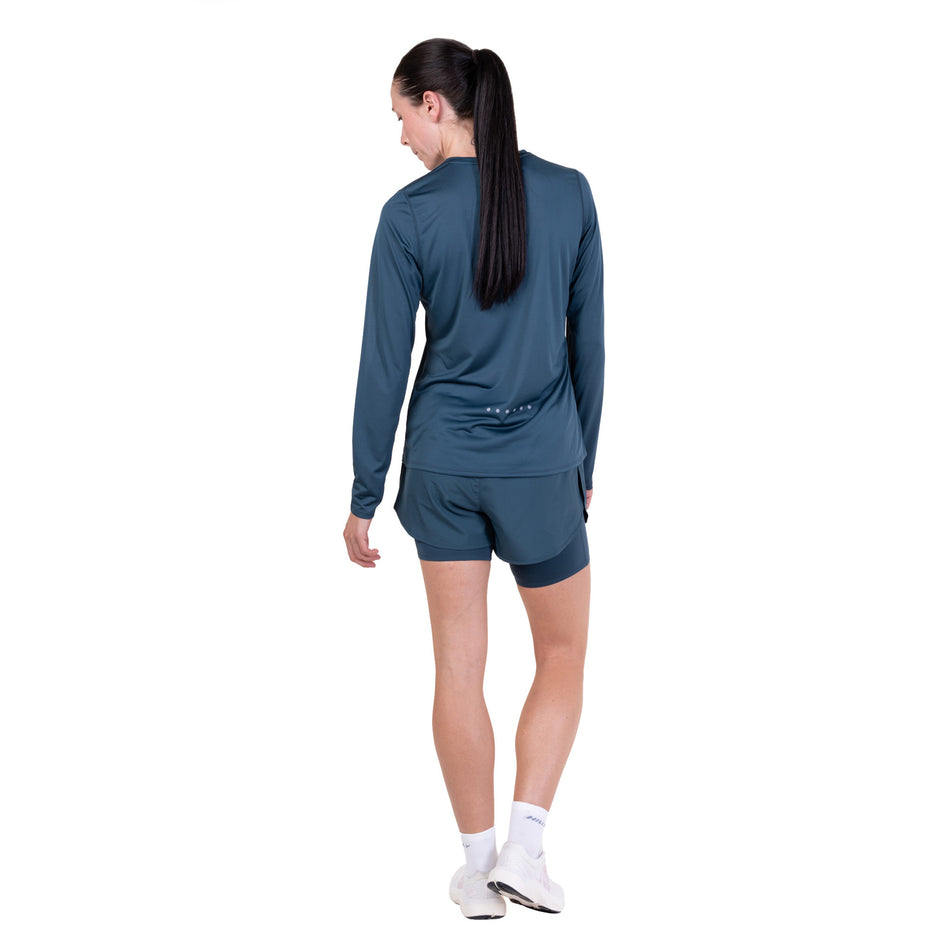 Back view of a model wearing the Ronhill Women's Core L/S Tee in the Evening Haze colourway.