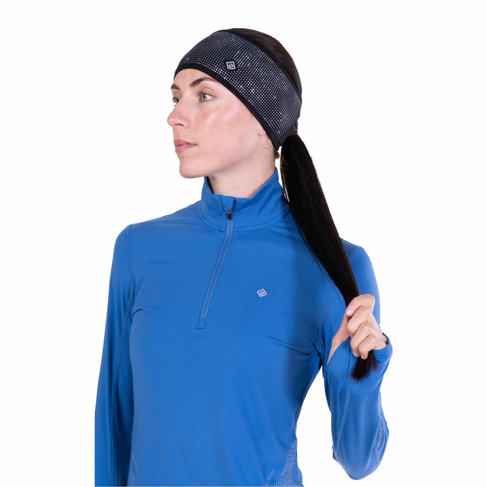 Front view of a model wearing the Ronhill Unisex Reflect Headband in the Black/Reflect colourway.