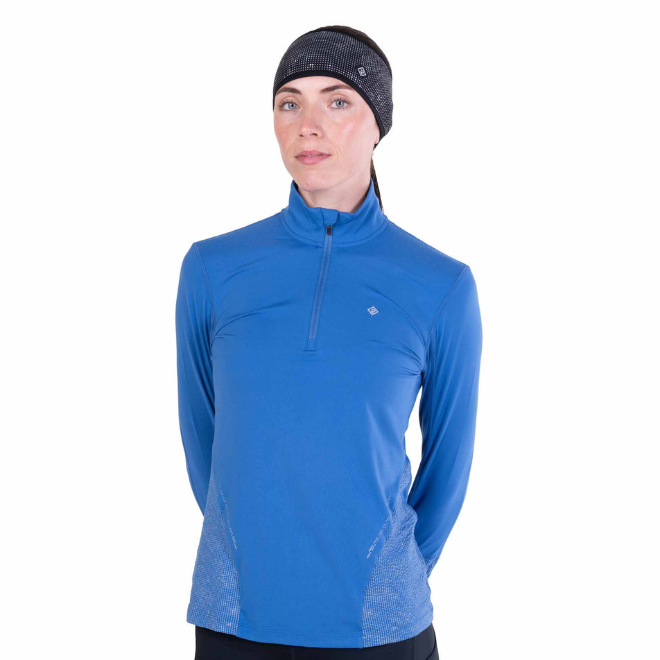 Front view of a model wearing the Ronhill Unisex Reflect Headband in the Black/Reflect colourway.