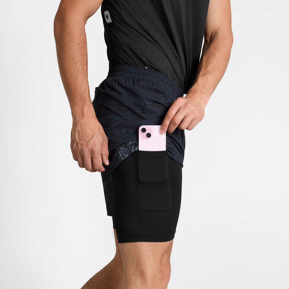 The drop-in stash pocket on the liner of the SAYSKY Men's Tiger Pace 2 In 1 Shorts 5