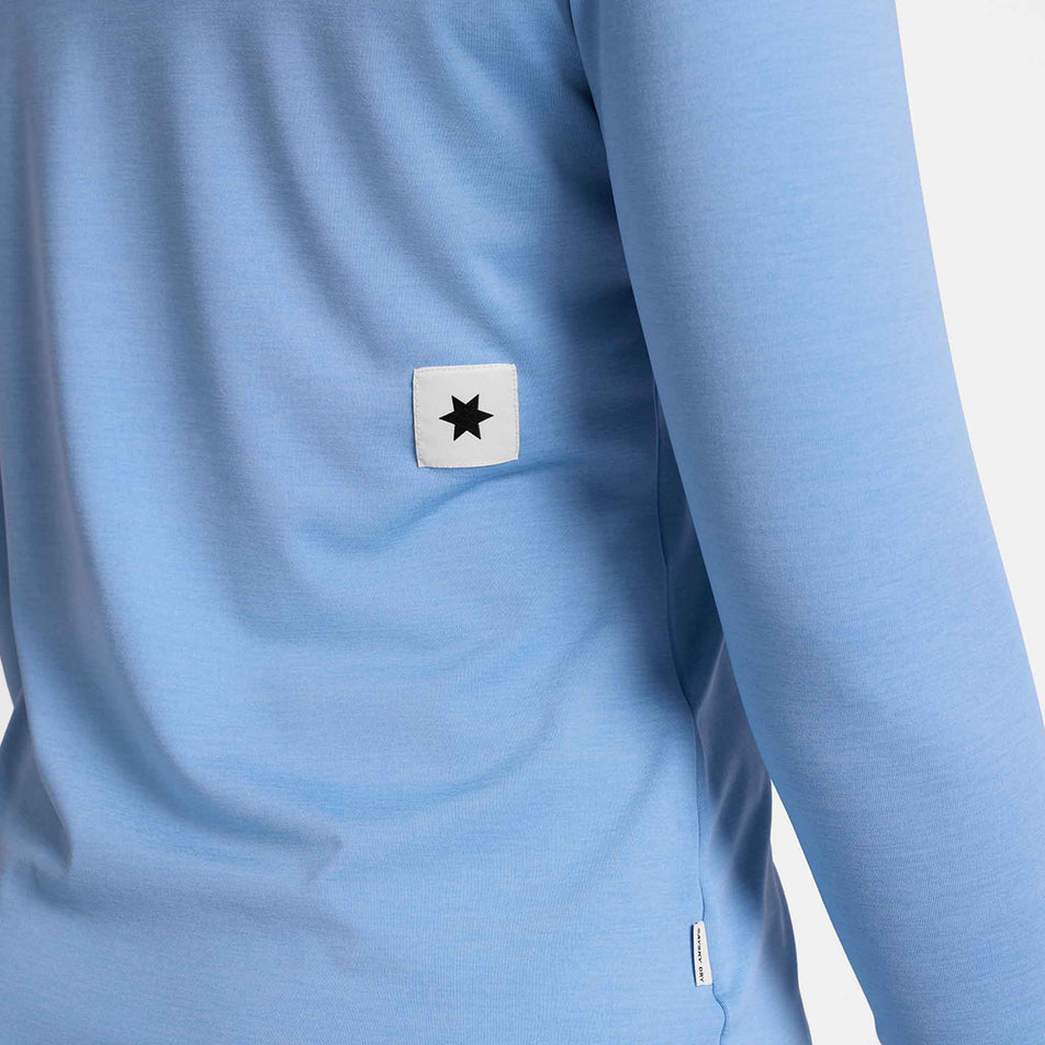Close-up view of the SAYSKY logo on the back of the SAYSKY Women's Clean Pace Long Sleeve in the Blue colourway.