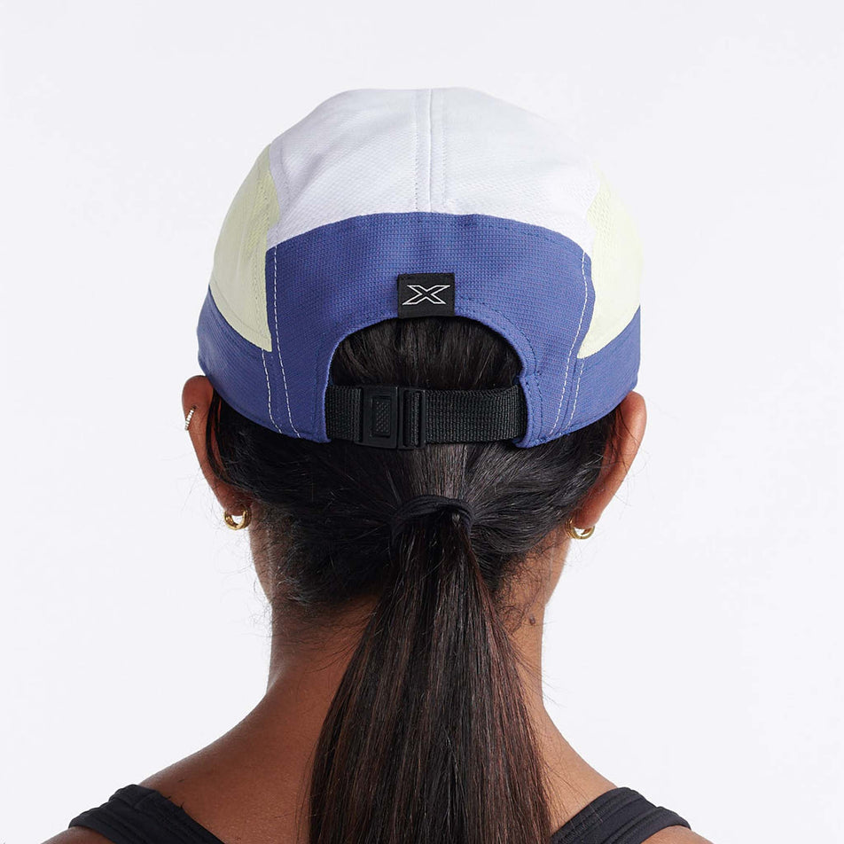 A model wearing a 2XU Unisex Light Speed Cap in the Marlin/Limelight colourway (8149296971938)