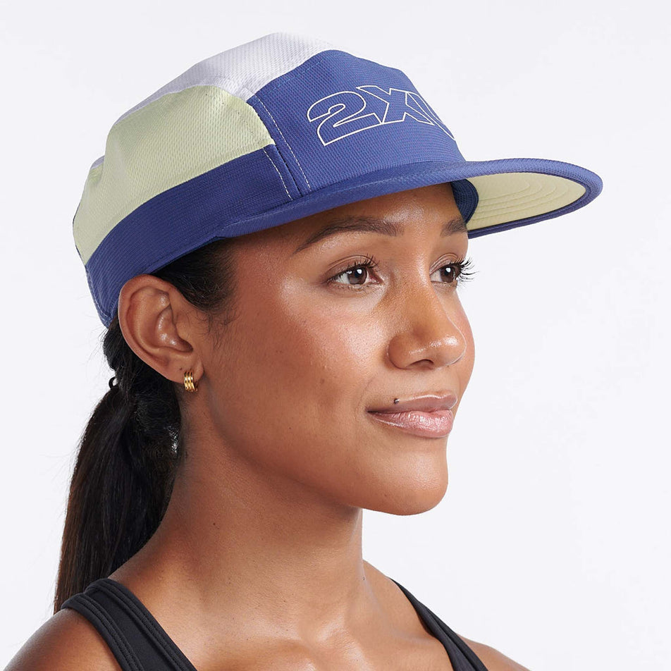 A model wearing a 2XU Unisex Light Speed Cap in the Marlin/Limelight colourway (8149296971938)