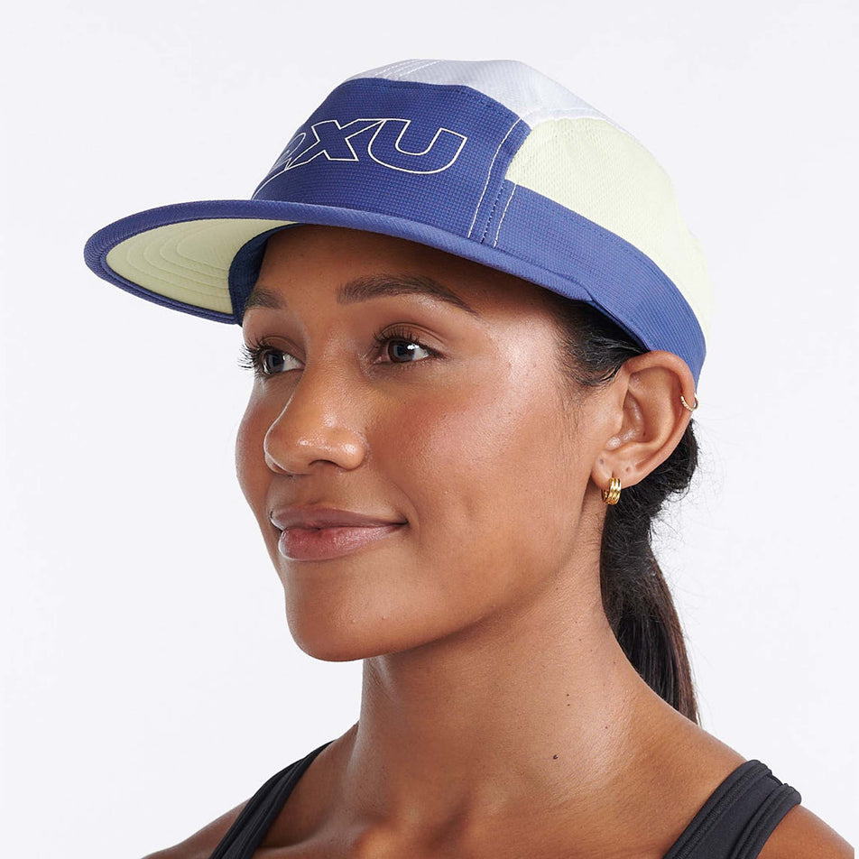 A model wearing a 2XU Unisex Light Speed Cap in the Marlin/Limelight colourway (8149296971938)