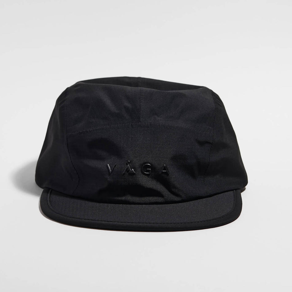 Front view of the VAGA Fell Running Cap 2.0 in the Black colourway.