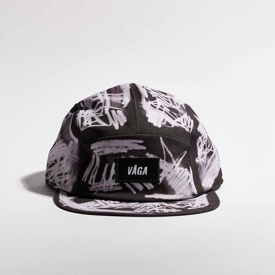 Front view of the VÅGA Unisex Scribble Cap 2.0 in the Black/White colourway.