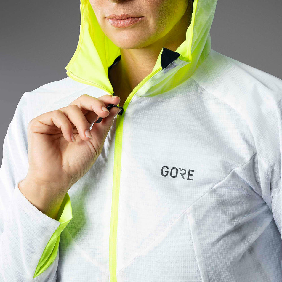 Model Zip View of Women's Gore Wear R5 GTX I Insulated Jacket (6918371410082)