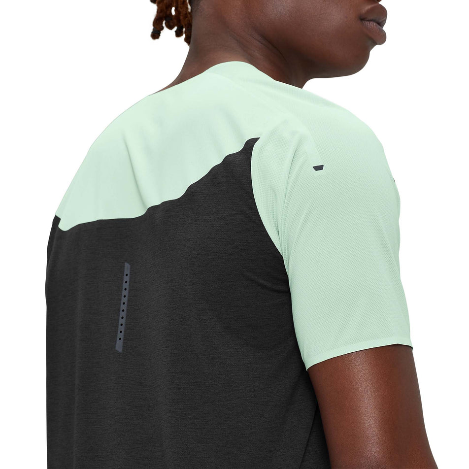 Close-up back view of a model wearing a men's On Performance T in the Creek and Black colour  (7763900924066)