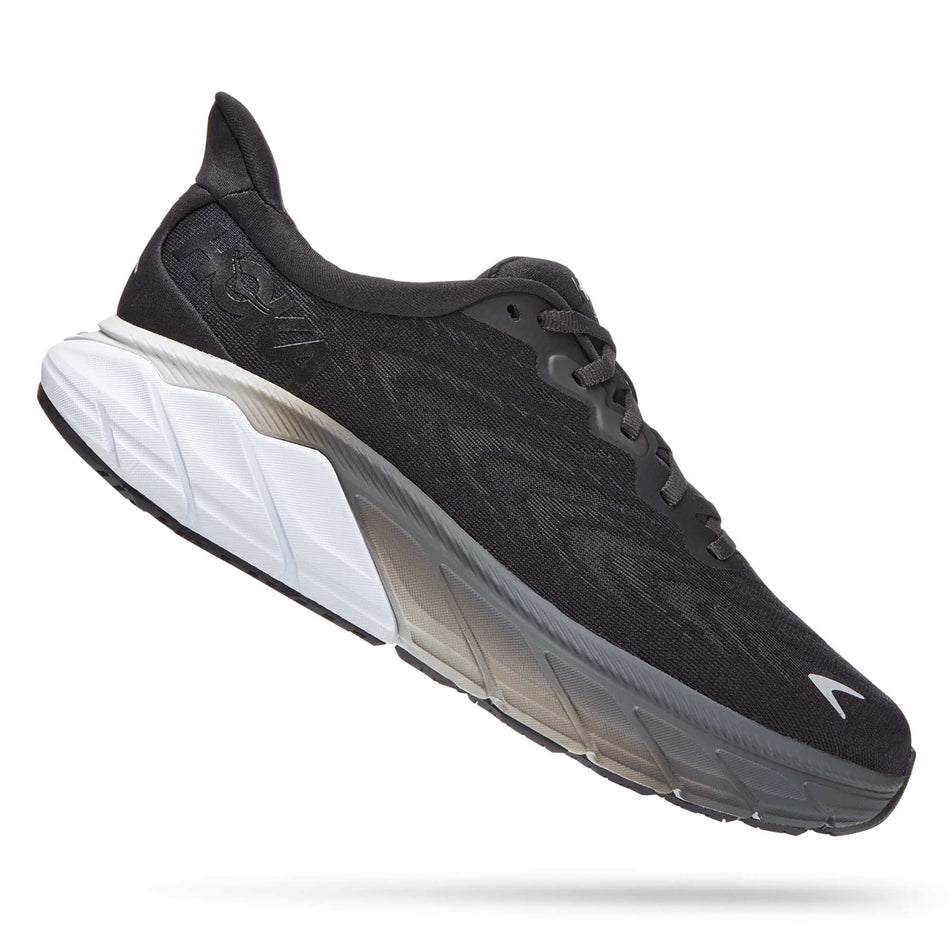 Lateral angled view of women's hoka arahi 6 wide running shoes (7237233672354)