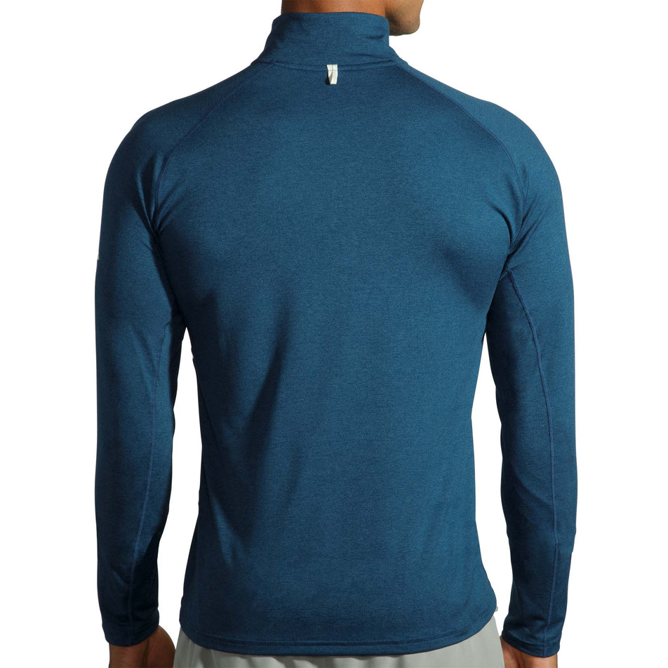 behind view of men's brooks dash 1/2 zip (7319433052322)