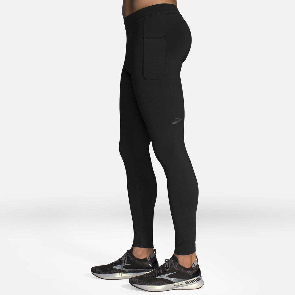 The left side of a model who is wearing the men's Brooks Source Tight (6935063986338)