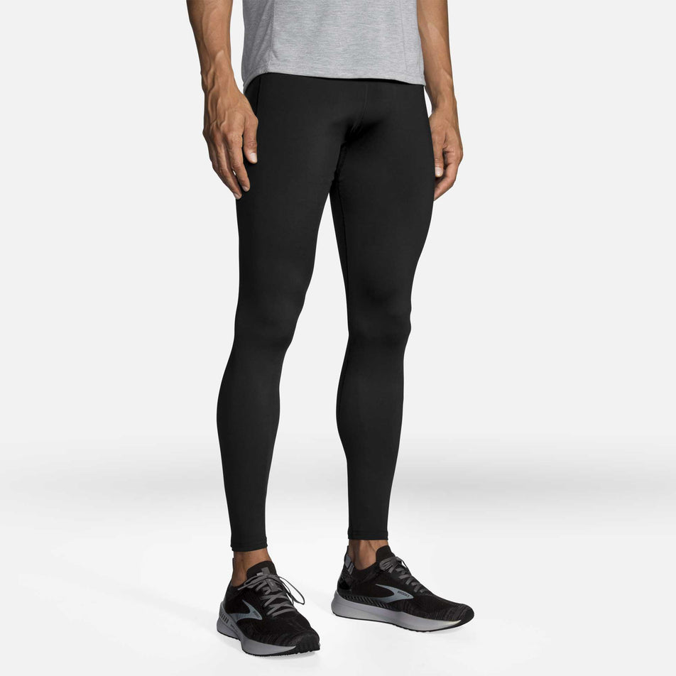 The front of a model wearing the men's Brooks Source Tight (6935063986338)