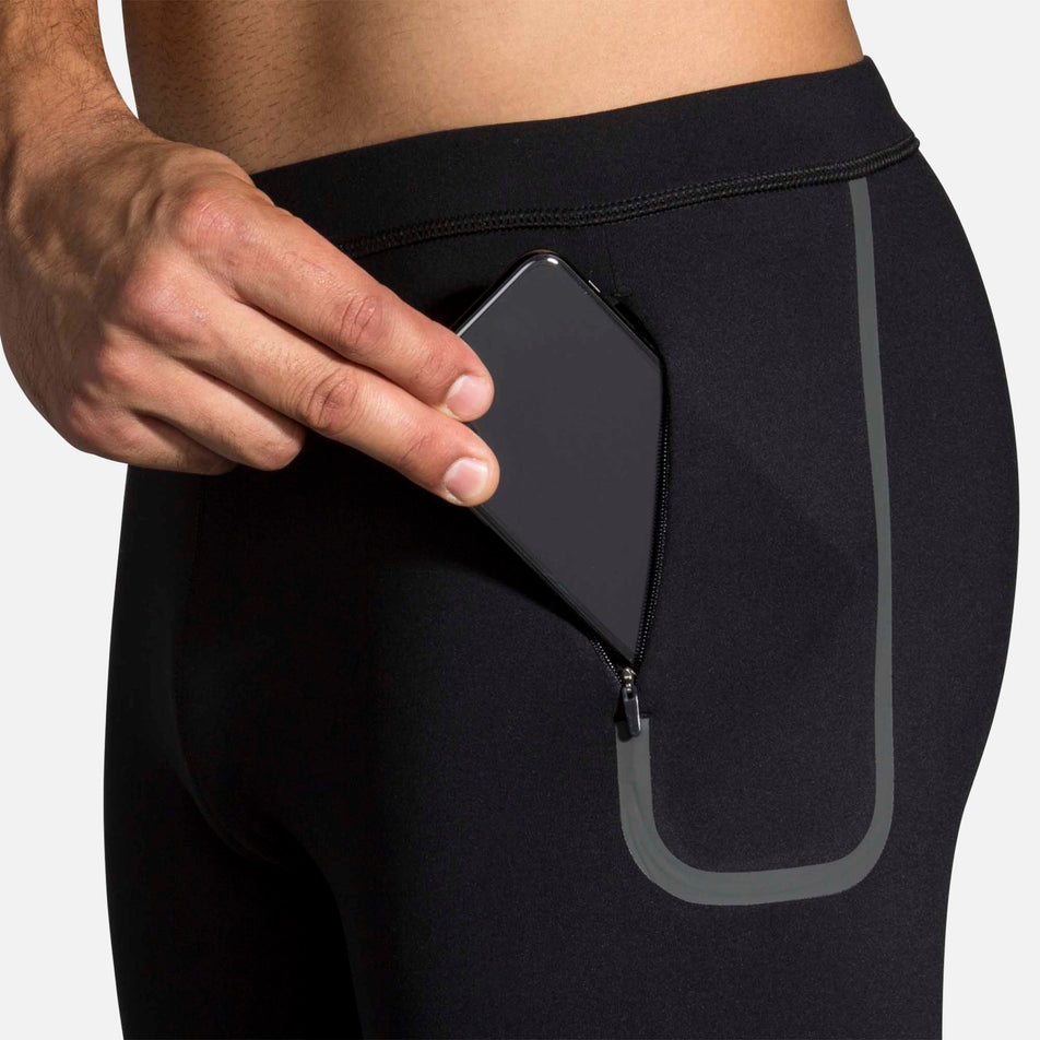 Side pocket detail on  Brooks Momentum Thermal Tight (6913840742562)