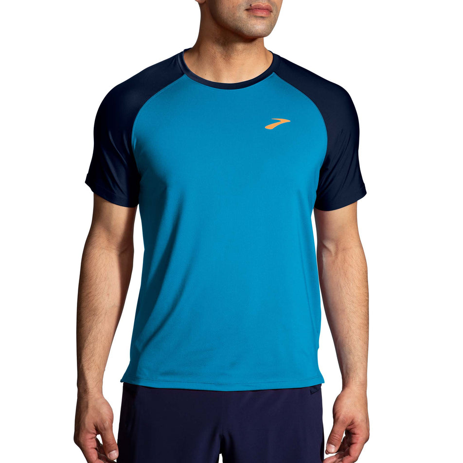 Front view of a model wearing a Brooks Men's Atmosphere Short Sleeve 2.0 T-Shirt  (7778559885474)