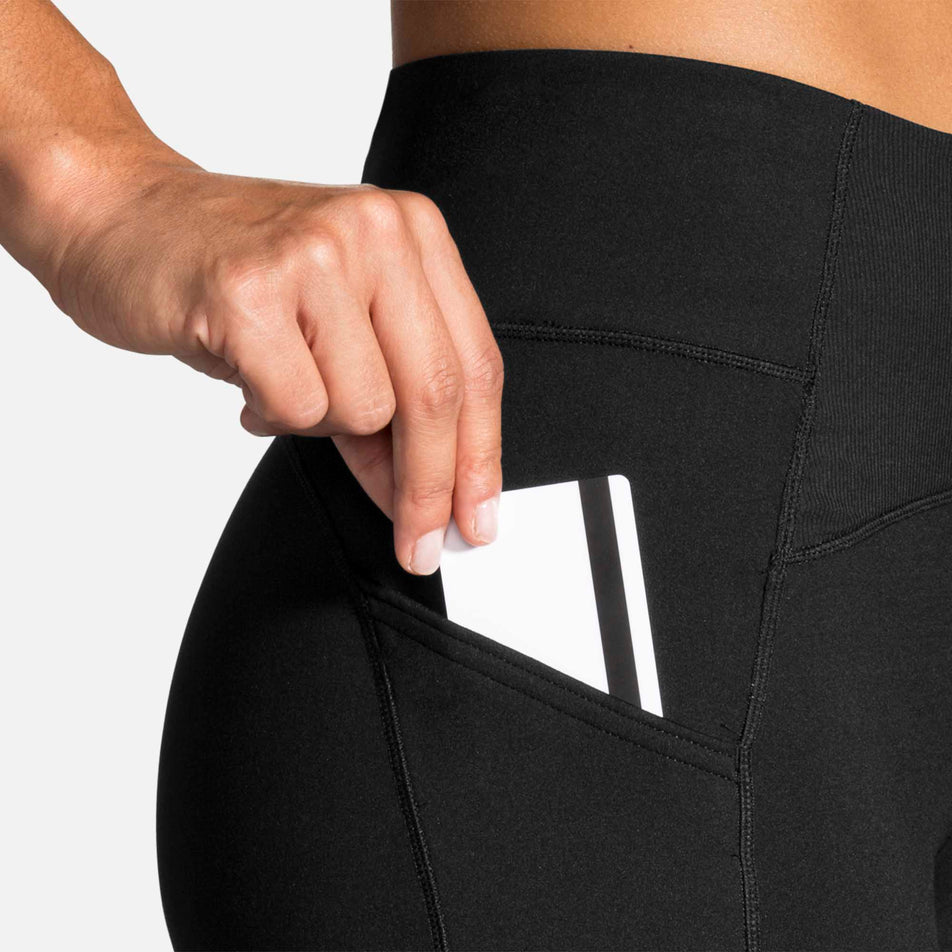 Side pocket detail  Brooks Momentum Thermal Tight (6913895989410)