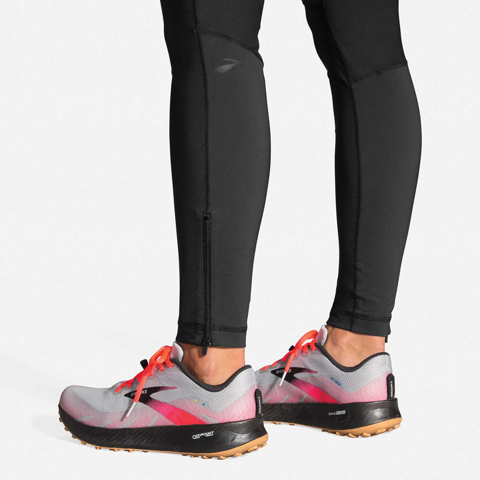 Calf zip detail on Brooks Switch Hybrid Tights (6913993179298)