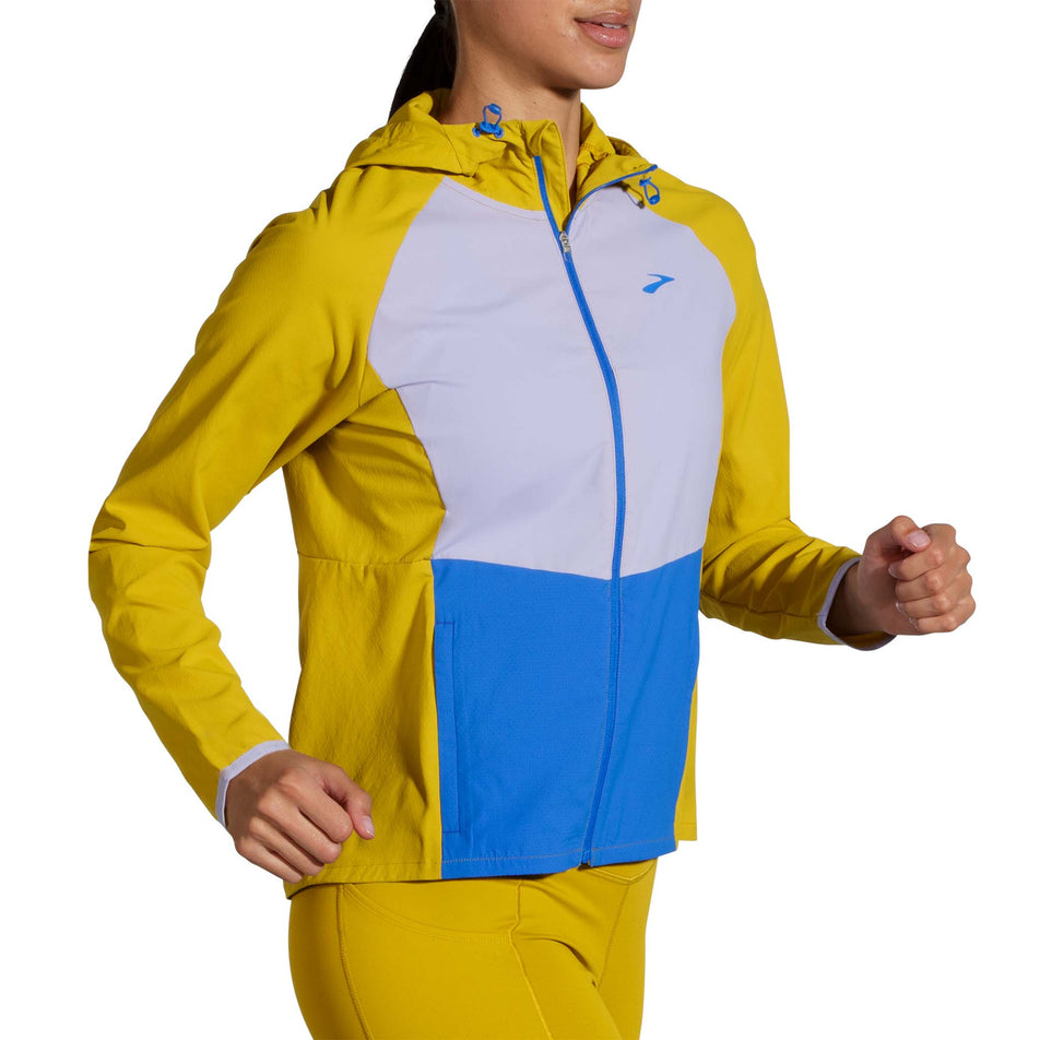 Front angled view of women's brooks canopy jacket (7327500075170)