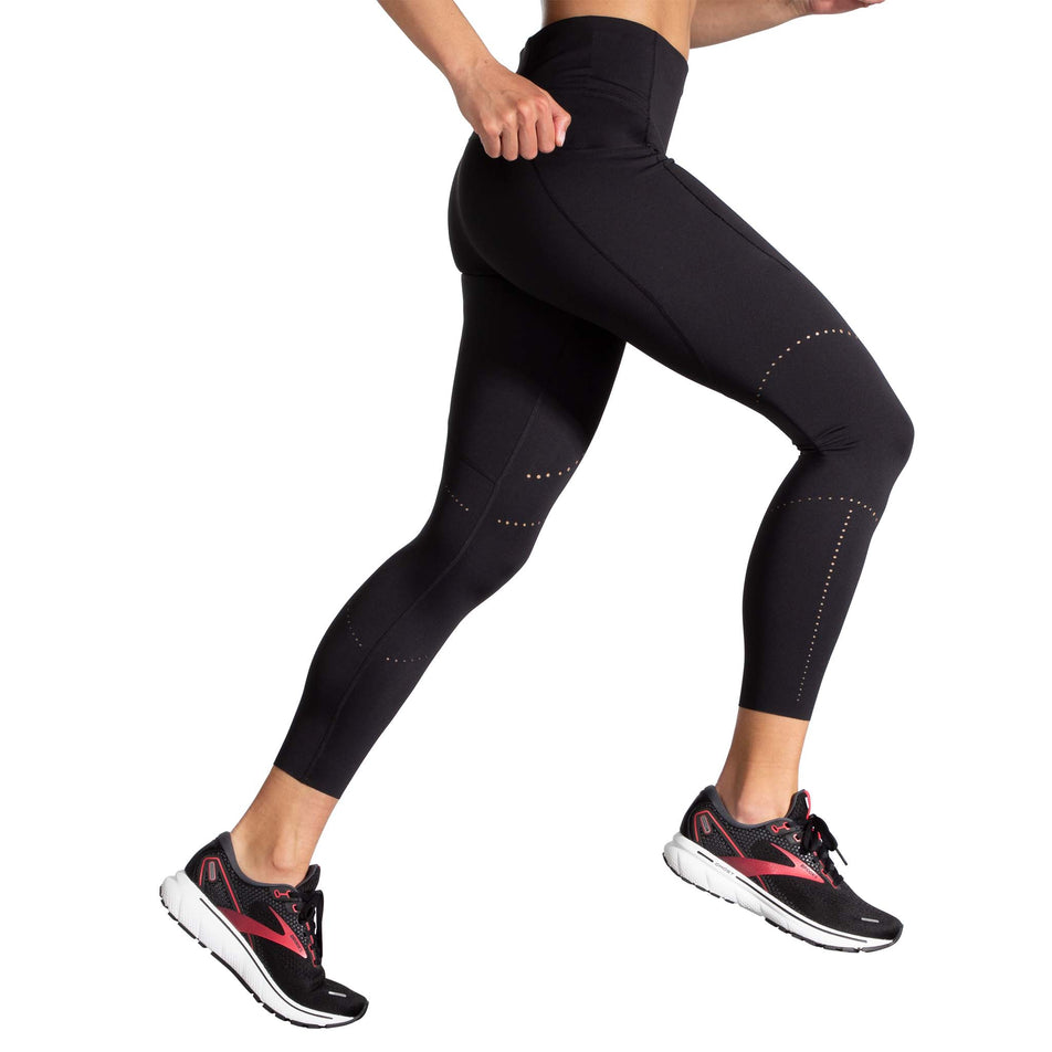 Side view of women's brooks method 7/8 tight (7327553749154)