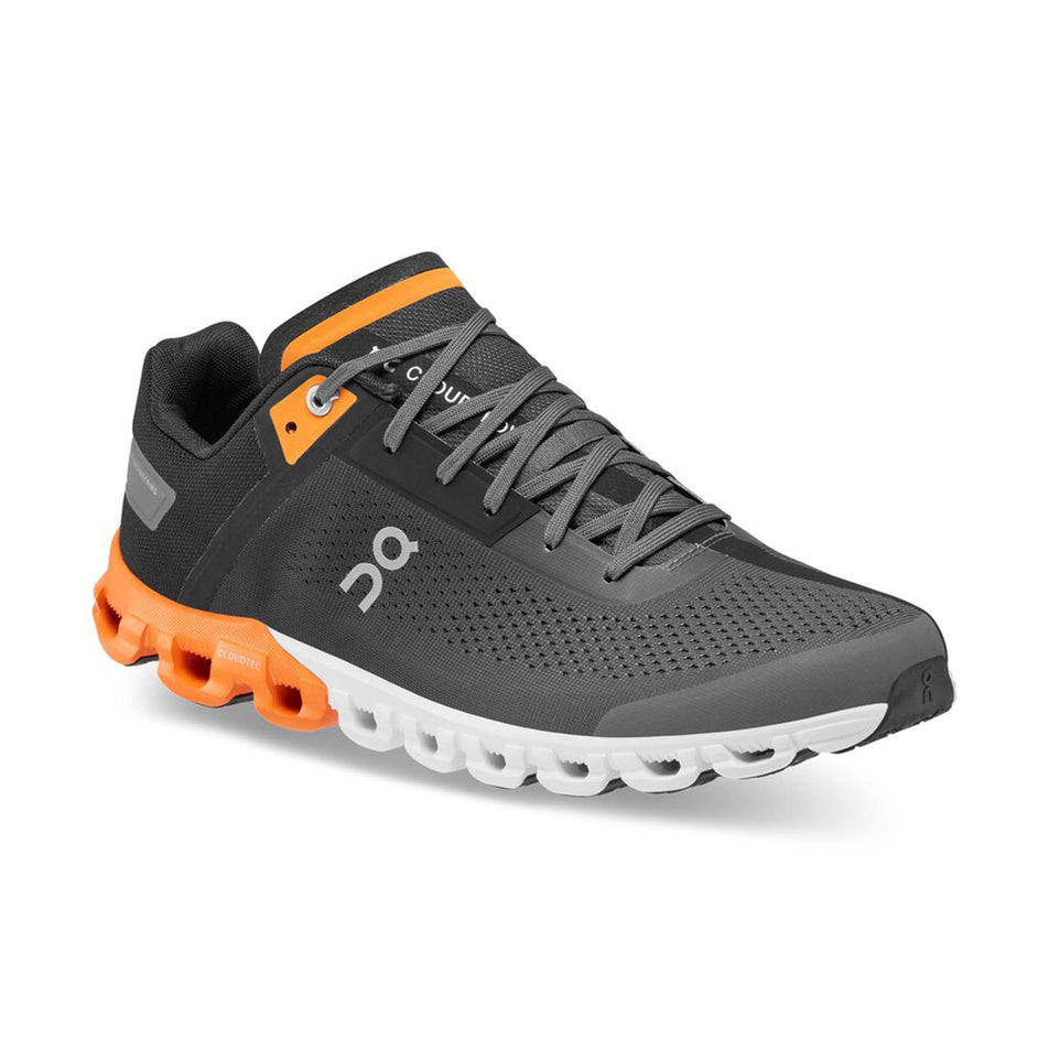 Anterior angled view of men's on cloudflow running shoes in black (7525327929506)