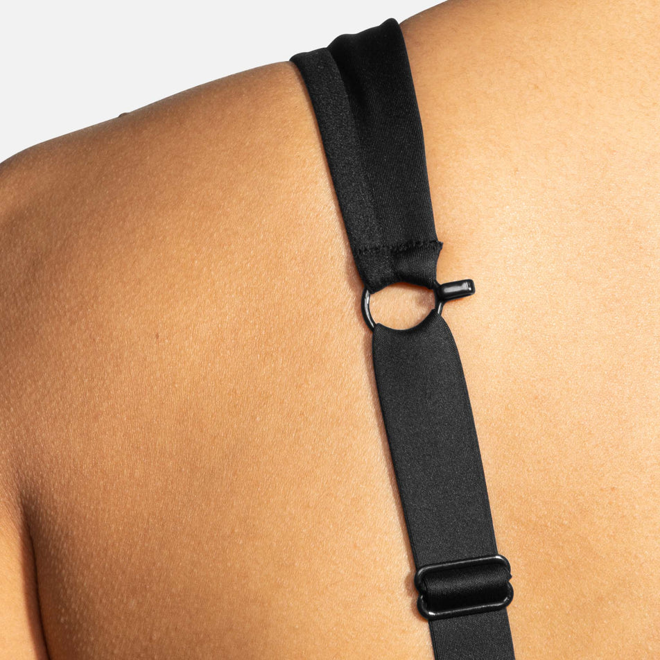 Strap detail on a Brooks Drive Convertible Run Bra (7319321378978)