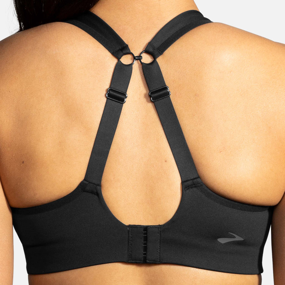 Model showing the option to wear a Brooks Drive Convertible Run Bra with the racer back feature (7319321378978)