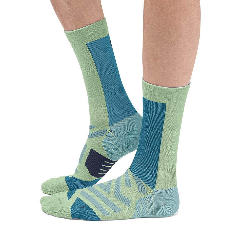 Lateral view of on performance high sock (7520288833698)