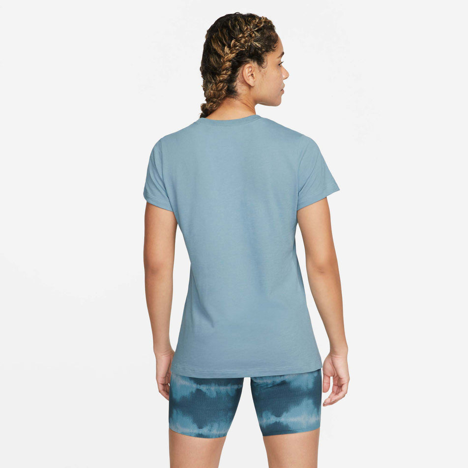 Behind view of women's nike dry tee dfc crew (7386195558562)
