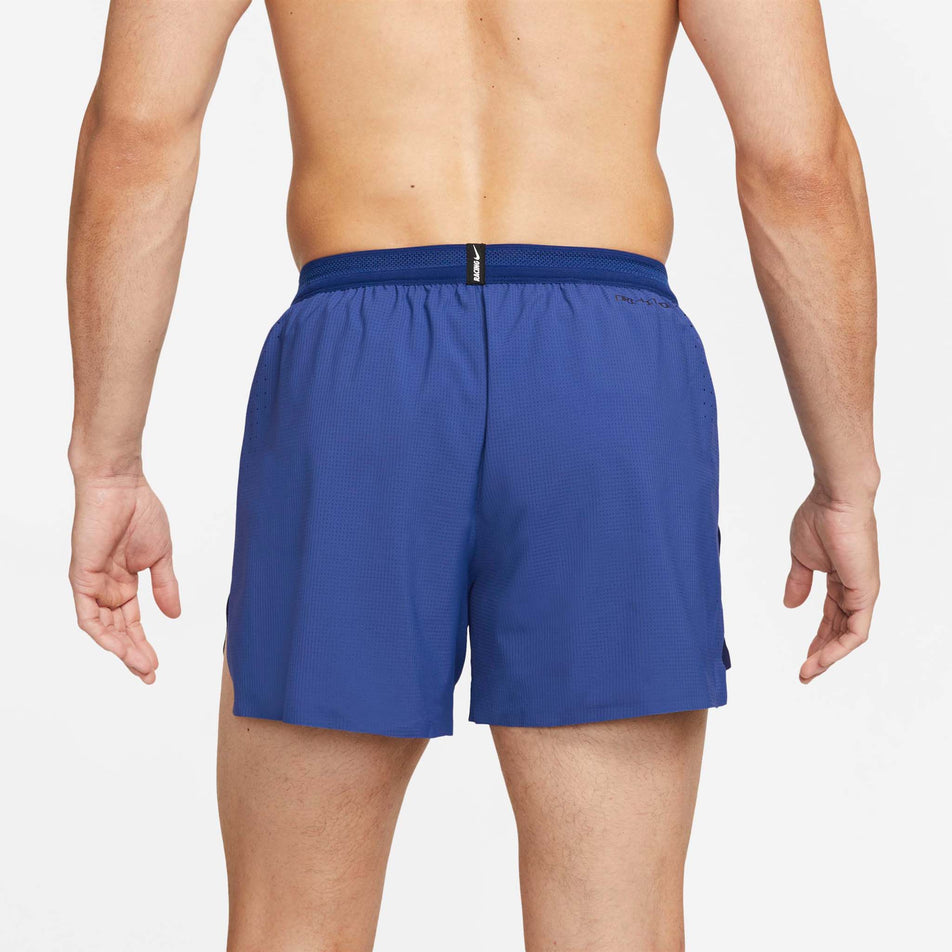 Behind view of men's nike aeroswift 4in short (7327935103138)