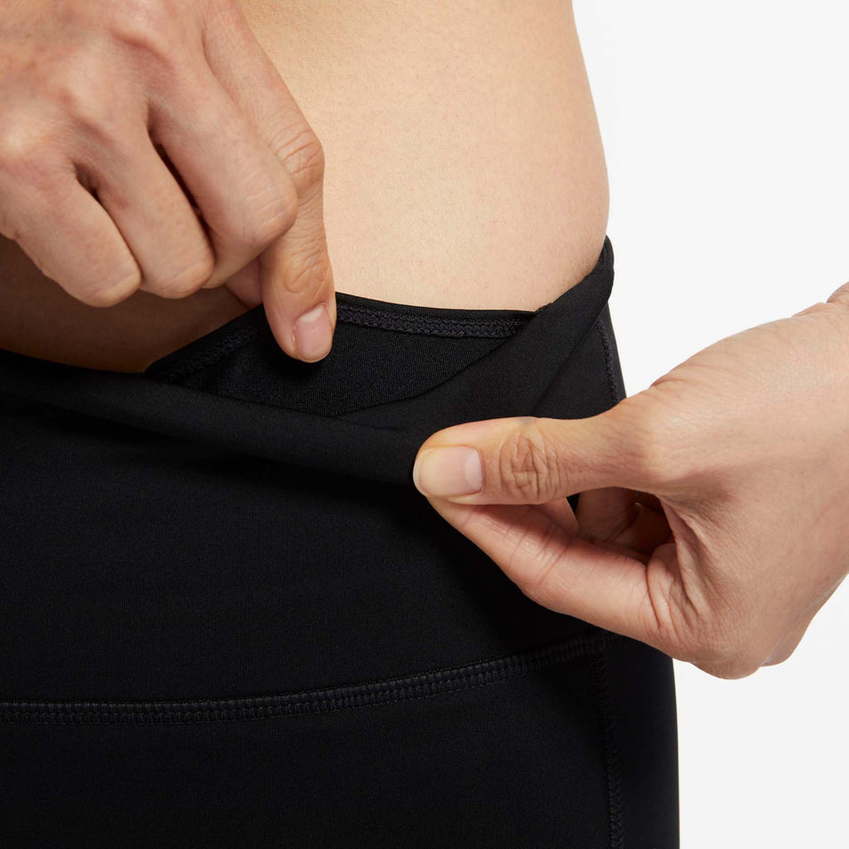 Internal pouch pocket view of women's nike epic luxe tight (7364799332514)