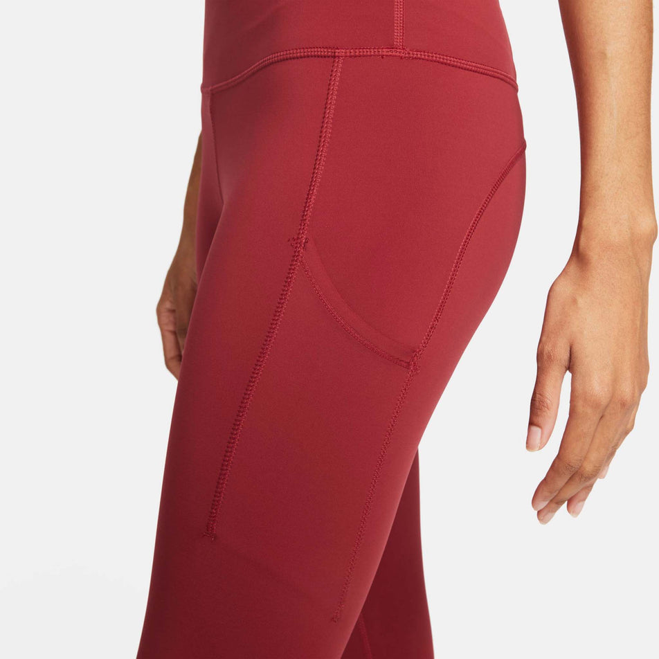 Pouch pocket view of women's nike epic luxe tight (7247703736482)