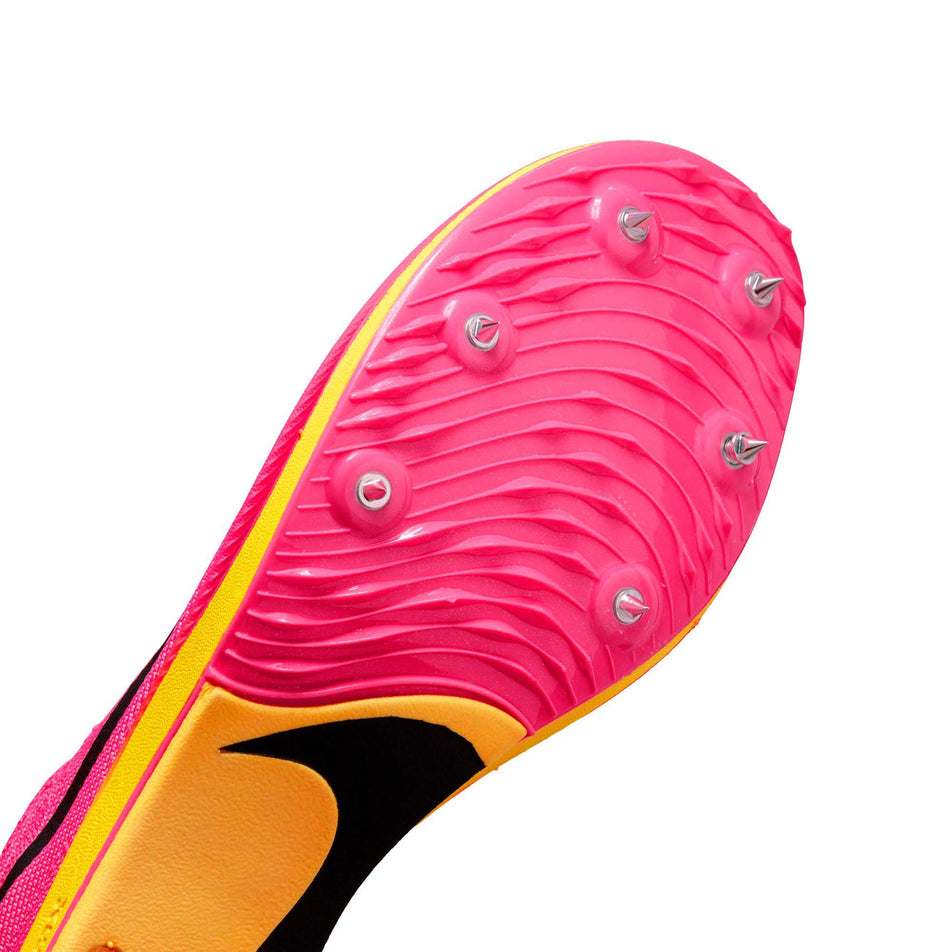 The spike plate on the right shoe from a pair of Nike Unisex ZoomX Dragonfly Track & Field Distance Spikes (7875648323746)