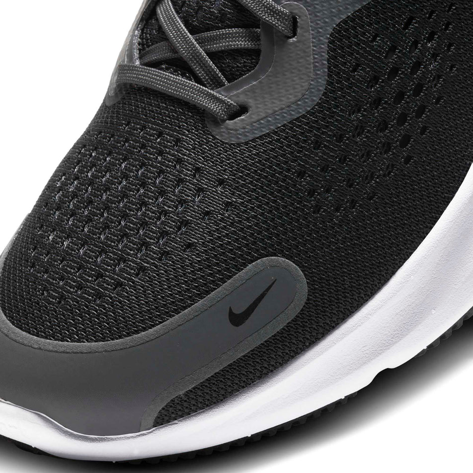 The forefoot upper on the left shoe from a pair of men's Nike React Miler 2 (6899681722530)