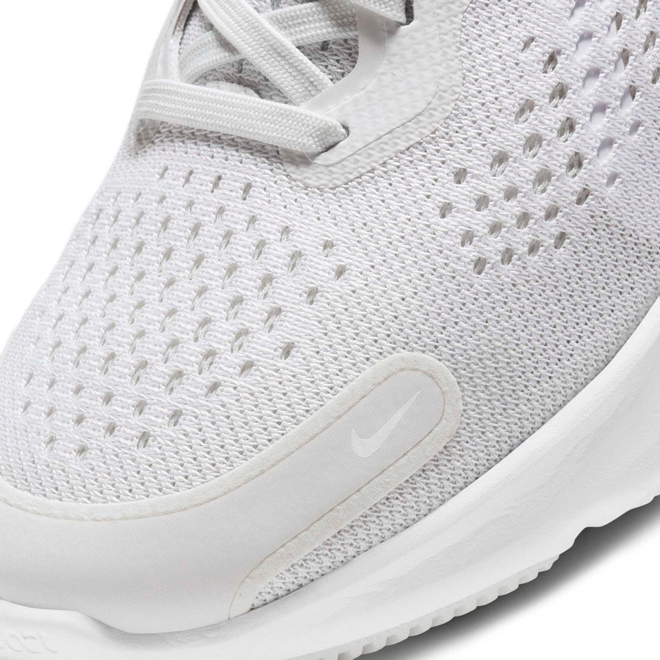 The forefoot upper on the left shoe from a pair of women's Nike React Miler 2 (6899776454818)