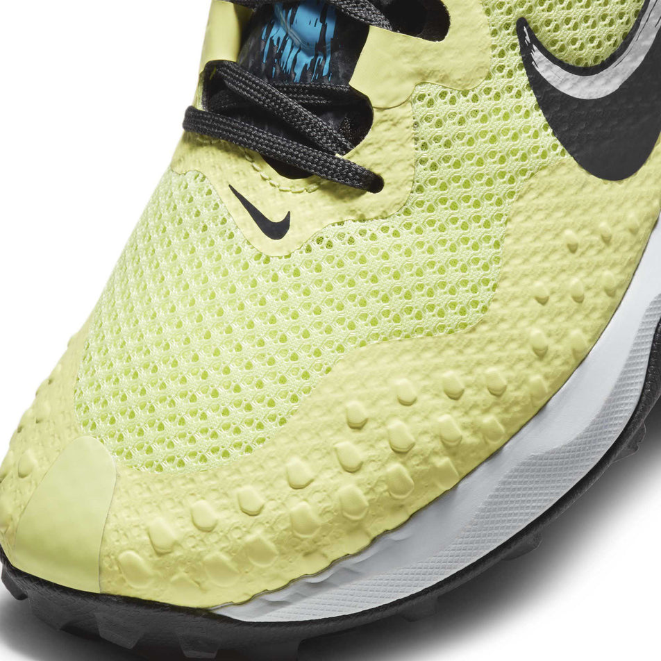 The forefoot upper and midsole on the left shoe from a pair of women's Nike Wildhorse 7 (6899418988706)