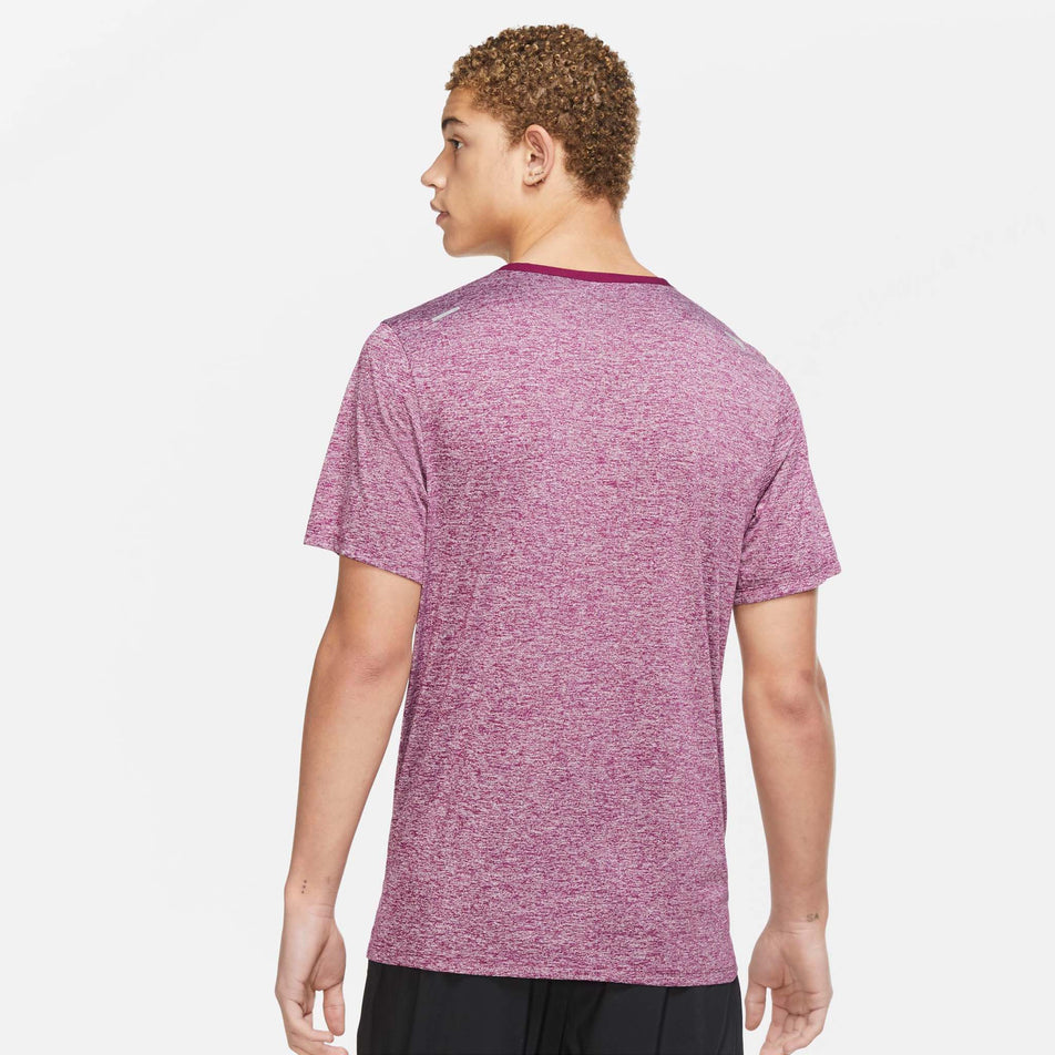 Behind view of men's nike df rise 365 ss (7247341879458)