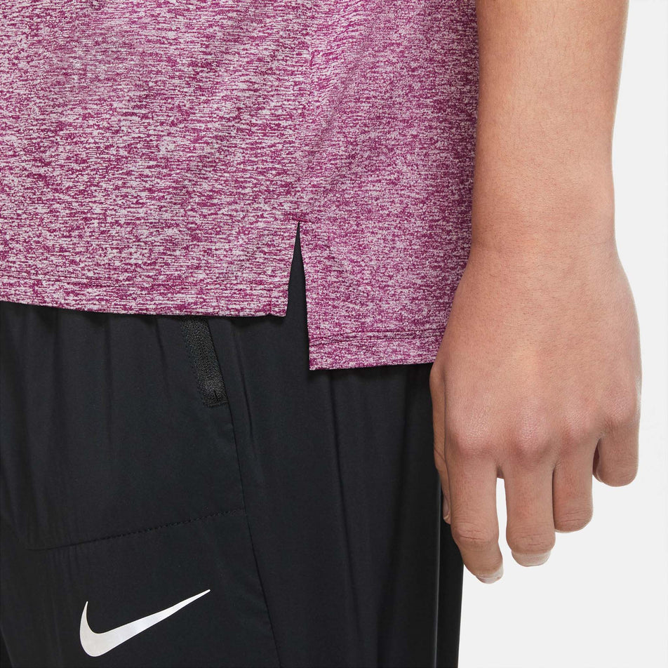 Hemline view of men's nike df rise 365 ss (7247341879458)