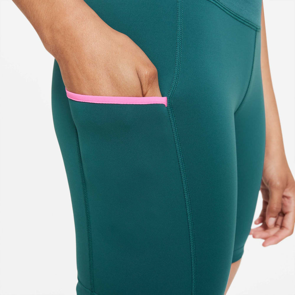 Side view of women's nike epic lux tight short trail (6918053560482)