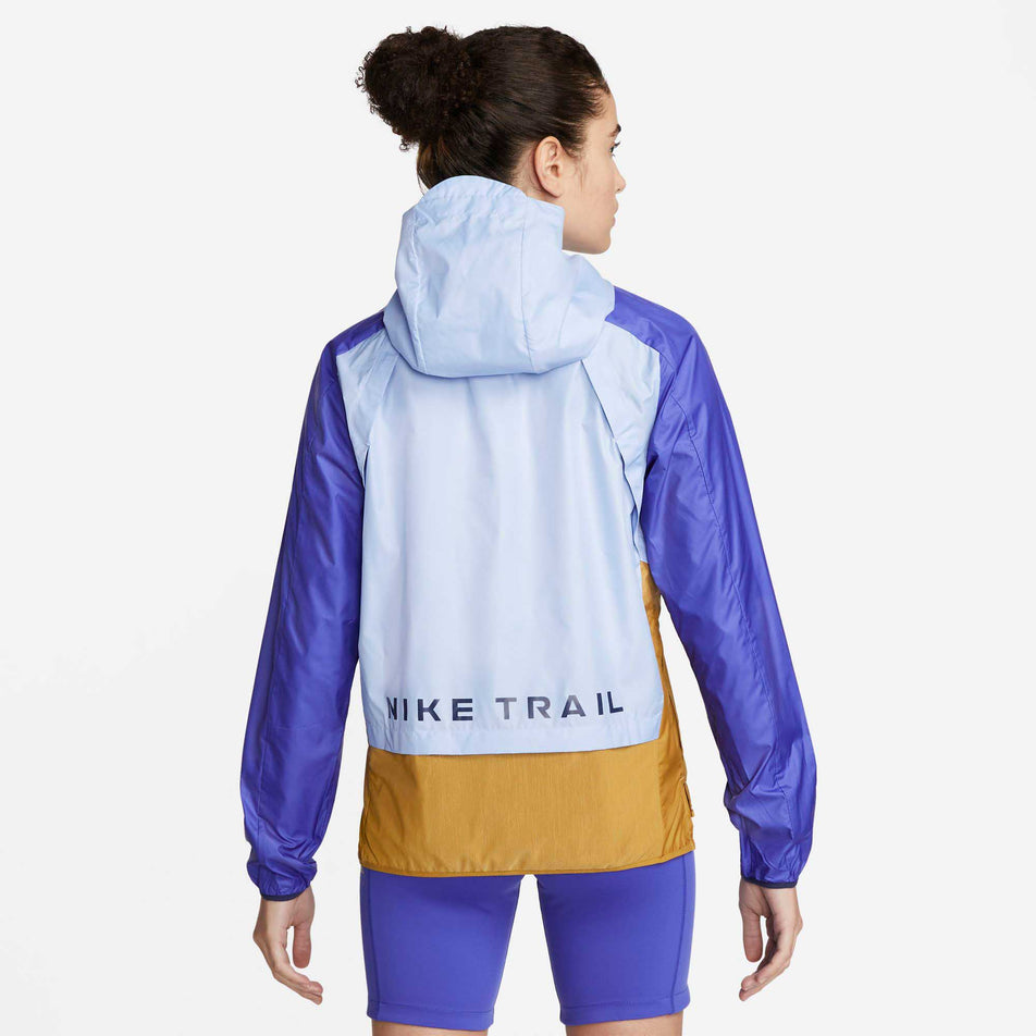 Back view of women's nike sf trail jacket (6918113689762)