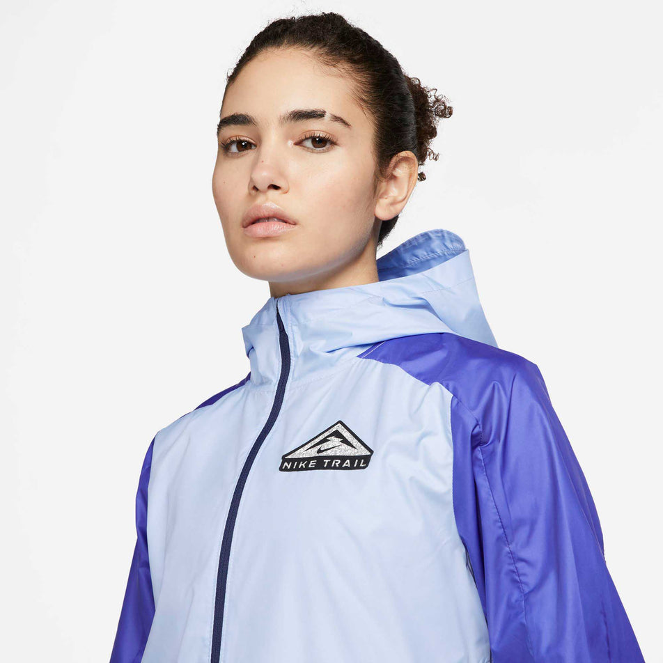 Collar view of women's nike sf trail jacket (6918113689762)