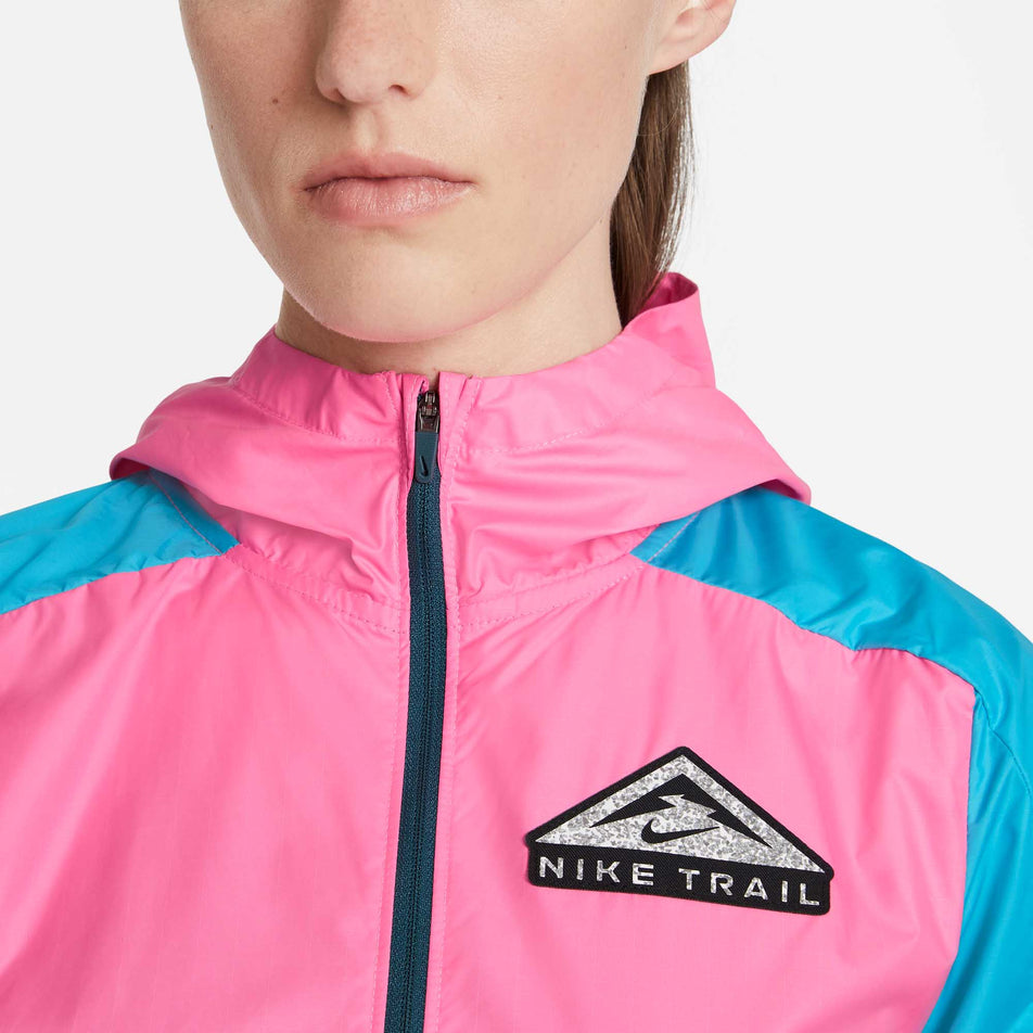 Zip view of women's nike sf trail jacket (6918055887010)
