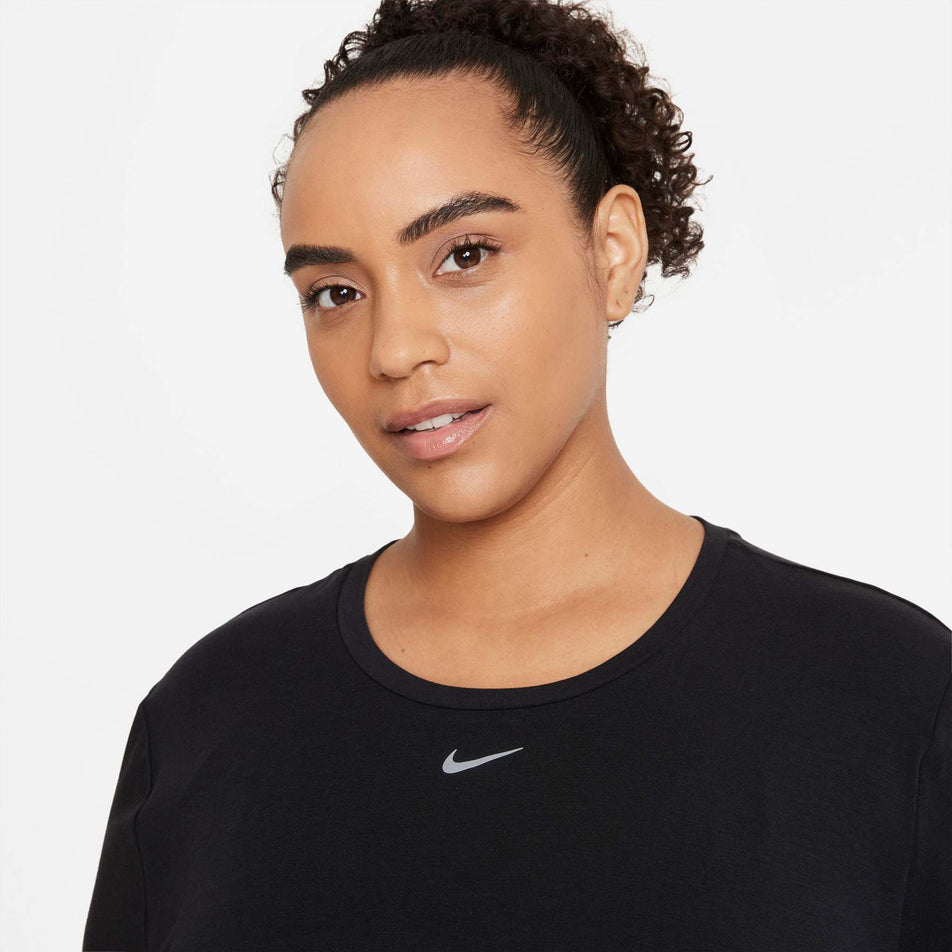 Collar view of women's nike one luxe df ss std top plus (7385226969250)